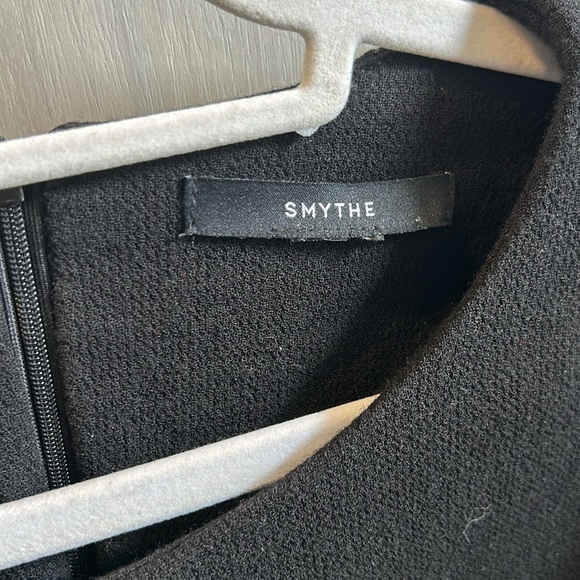 Smythe crepe tunic featuring bell sleeves and dual slits. 100% Wool size Small - Picture 4 of 8